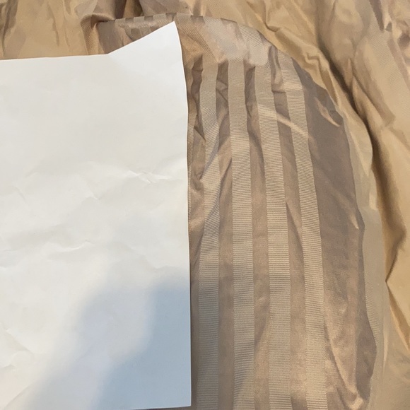 Great condition Macy’s hotel collection queen size duvet cover. Beige/gold color - Picture 5 of 5